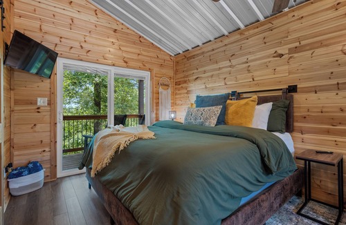 Mid America Cabin | Cabin #4 @ Rock Creek Cabins! Kin Bed! 15 min. from National Park! Pet Friendly!