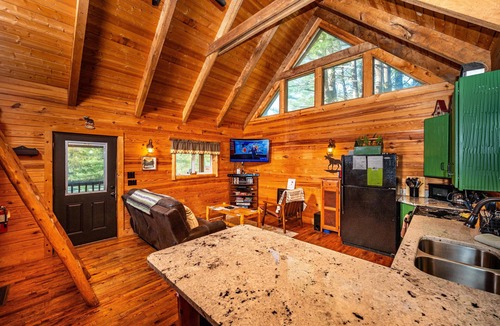 Bloomington Cabin | Cabin w/Pond, Hot Tub & Near IU & Nashville 2BR, 1BA