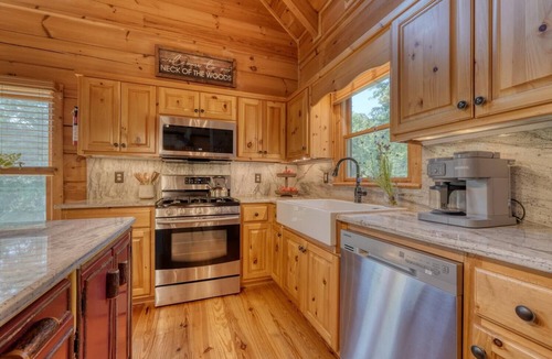 Blairsville Cabin | Cabin with 3 bedrooms, game room, sunrise & mountain views!