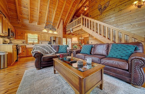 Blairsville Cabin | Cabin with 3 bedrooms, game room, sunrise & mountain views!