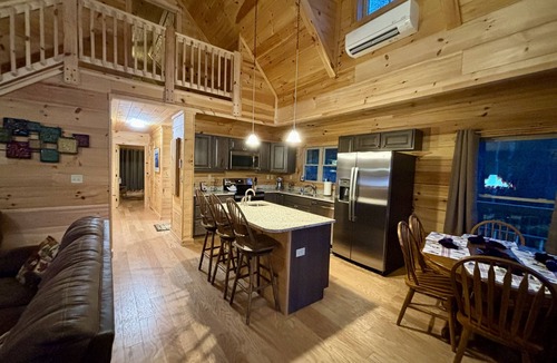 Fairview Cabin | Cabin with 3 king size bedrooms, en suite bathrooms, smart TV, decks & views.