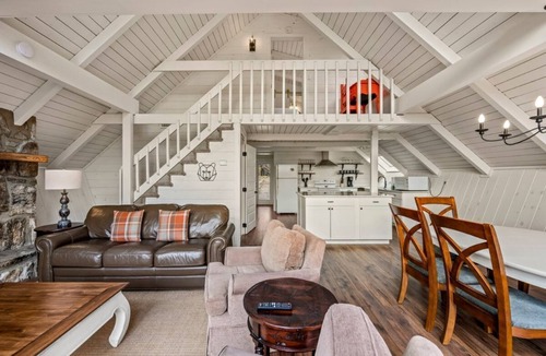 Chalet Village Cabin | Camelot: Dog-Friendly HotTub PoolTable 3 KingBds