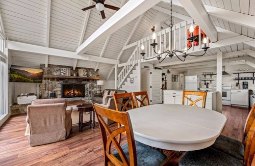 Chalet Village Cabin | Camelot: Dog-Friendly HotTub PoolTable 3 KingBds