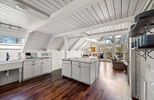 Chalet Village Cabin | Camelot: Dog-Friendly HotTub PoolTable 3 KingBds