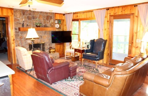 Highlands House | Camp Bear Pen 3BR/2 baths - near town.