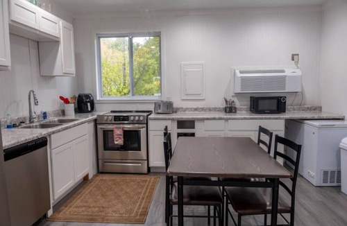 Alto House | Campau Lake Sunnydays Retreat | 3BR | Spa