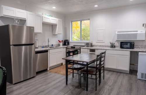 Alto House | Campau Lake Sunnydays Retreat | 3BR | Spa