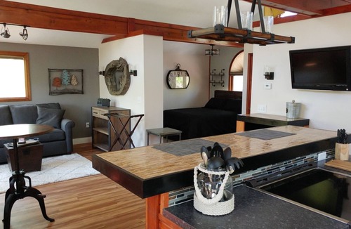 Poland House | ⚓Captain Bill's Guest House and heated pool access⚓