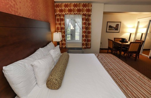 Fairfield Hotel | Carroll Valley Retreat | King Deluxe + Pool & Golf