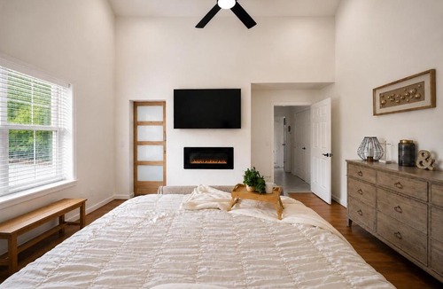 South Tulsa House | Casa Blanca Luxury Spa Suite with fireplace, Disc Golf, 5 beds