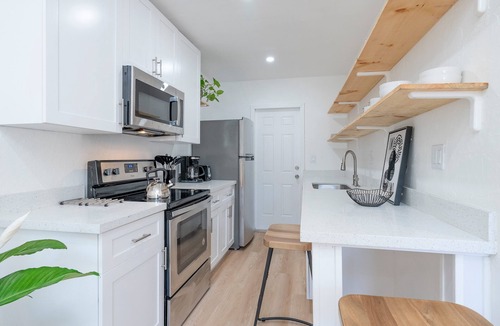 Southwest Coconut Grove House | Casa de Coco - 2 BDR/1BTH CLOSE TO BRICKELL, WYNWOOD, & SOUTH BEACH