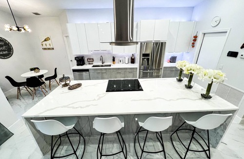 Dania Beach House | Casa Solara 4BR/2BA Heated Saltwater Pool, 2 Kings!