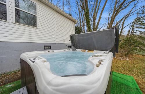 Steele Creek House | Castaway Cove 5 Bed Lake Retreat Fire Pit Hot Tub!
