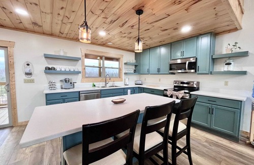 Rogers Cabin | Cat's Cradle - RRG, Sunset Views, Hot Tub, WiFi, Pet Friendly, Near Natural Bridge State Park