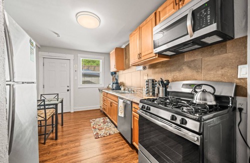 Hot Springs House | Cedar Blossom Bungalow - Pet friendly getaway with a 5 min walk to downtown