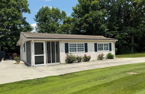 Dandridge House | Cedar Cove Hideaway -2 bd, 2 ba on Douglas Lake- Pet friendly with dock