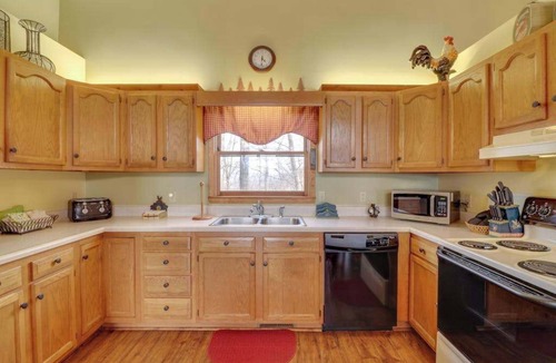 Sylva House | Cedar log home paradise w/mountain views - billiards and foosball