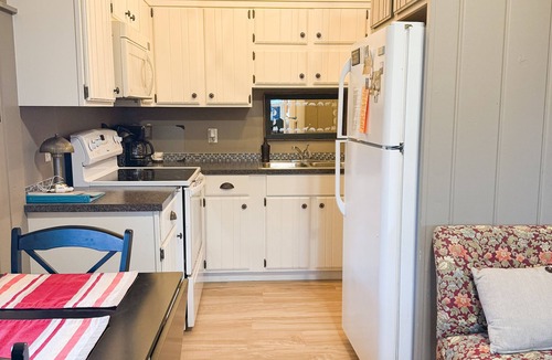 Mackinaw City Cottage | "Cedar"- Mackinaw City cottage. Walking distance to town!