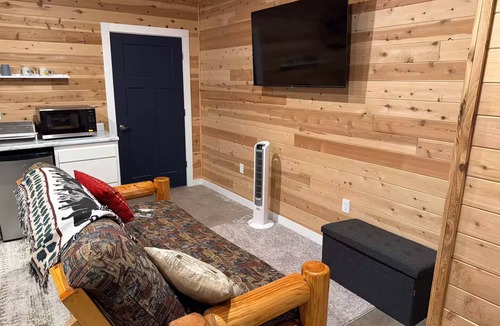 Babbitt Cabin | Cedar Studio w Mini-Kitchen + Futon @ Whitetail Estates