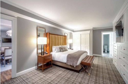 Braselton Hotel | Celebrate Scenic Retreat Moments in Upscale King Accommodations Near Vinery