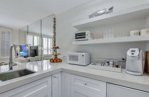 Palm Beach Apartment | center PalmBch/1BR King/poolview/free parking/private Wi-Fi/walkable
