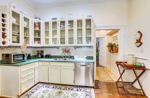 Albany House | Central Albany Home with Covered Porch & Patio!