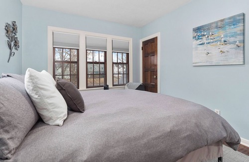 Fort Wayne Hotel | Central-Immaculate-Parking-Fenced Yard-Dining