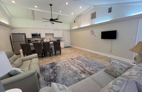 McGregor House | Central Retreat! Easy access to beaches and downtown Ft Myers.
