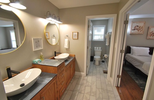 Picadome Hotel | Centrally located 4 bed, 3 bath near Kroger field, Rupp, golf, and hospitals.