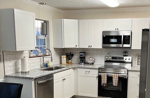 Gallatin House | CENTRALLY LOCATED - 4 bedroom- Hancock House - Pet Friendly. 1 gig internet.