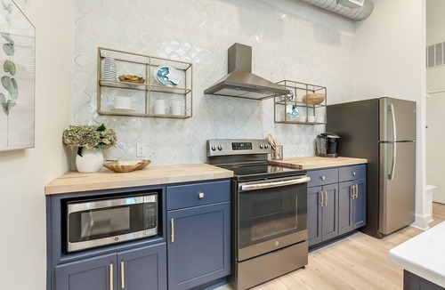 Shelbyville Apartment | Centrally Located in Downtown Shelbyville/Boutique Stay/Sleeps 14