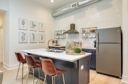 Shelbyville Apartment | Centrally Located in Downtown Shelbyville/Boutique Stay/Sleeps 14