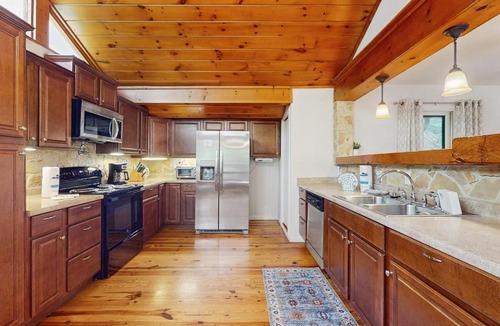 Gatlinburg - Pigeon Forge House | Chalet W Arcade Games Sleeps 12 Large Yard Resort Amenities
