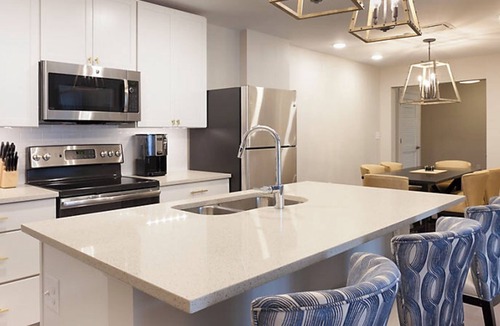 Cannonborough Elliotborough Resort | Charleston 2 BR presidential with balcony overlooking King St prime location