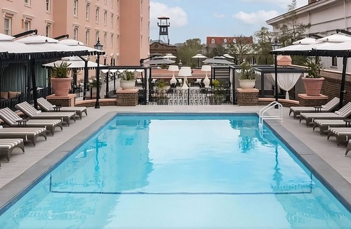 Charleston Historic District Hotel | Charleston Historic District! Outdoor Swimming Pool, Pets Allowed!