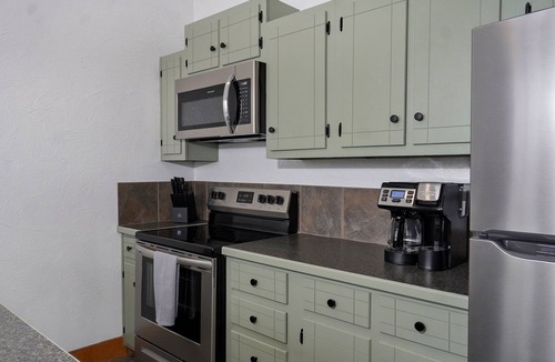 Springfield Apartment | Charming 1-bed loft apartment on Historic C-Street in Springfield with WiFi, AC