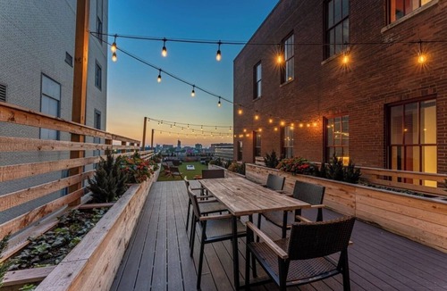 Downtown St. Louis Apartment | Charming 1-Bedroom, 1-Bathroom Loft in St. Louis with a Terrace, Rooftop, Gym