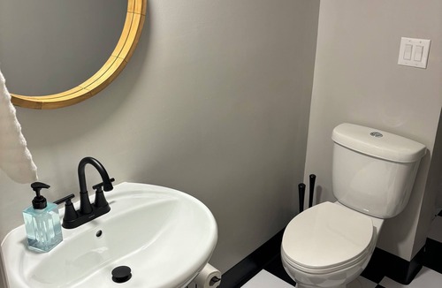 Morrow Apartment | Charming 1-bedroom diner theme apartment with AC and WiFi in Morrow