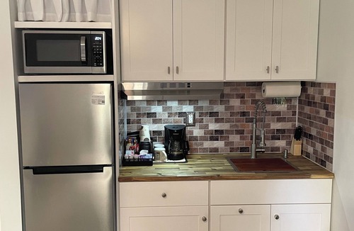 Eisenhower House | Charming 1-bedroom 1 bathroom suite with AC, WiFi in Lehigh Acres