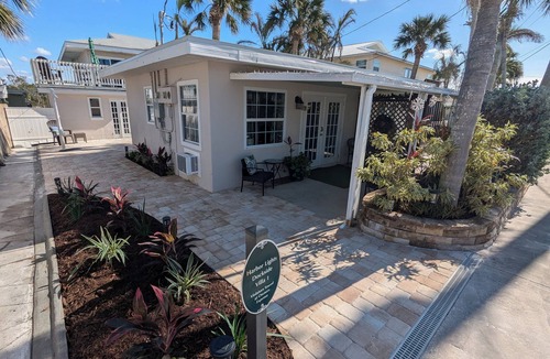 Nokomis Villa | Charming 1-Bedroom Villa - Beach Access and Boat Docks
