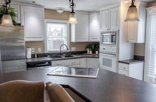 Elizabethtown House | Charming 1851 Historic Home - Downtown Elizabethtown