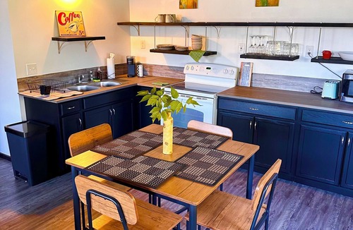 Knoxville House | Charming 1Bd house S.Knox 3 miles from Dowtown. Private Driveway w/all Amenities