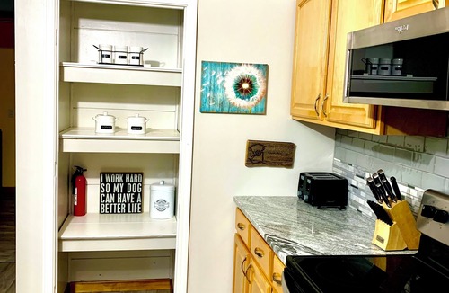 Champion House | CHARMING 2-BDR HOUSE MINUTES FROM LAKE MICHIGAMME! RENOVATED AND CLEAN!