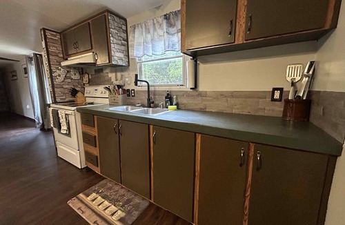 Fredericktown House | Charming 2-bedroom country mobile home with game room, hot tub, seasonal pool