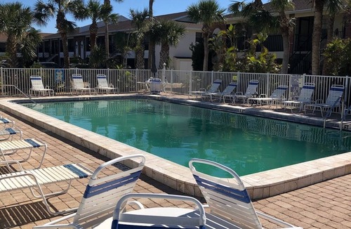 Englewood South Condo | Charming 2-bedroom 2 bathroom condo 2.5 ml from Englewood beach with WiFi, AC