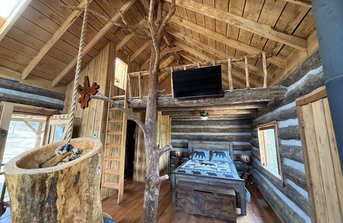 Elkland Cabin | Charming 2-bedroom cabin with WiFi, AC near marvelous Pleasant Hope, Mo.