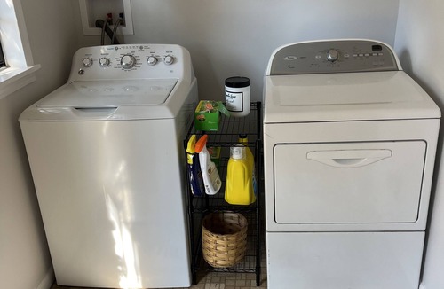 Oxford Cabin | Charming 2-bedroom cabin with WiFi, AC in delightful Oxford