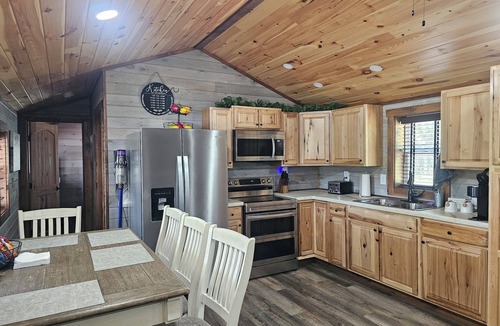 Lutts House | Charming 2-Bedroom Farmhouse with AC in Collinwood