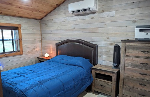 Lutts House | Charming 2-Bedroom Farmhouse with AC in Collinwood