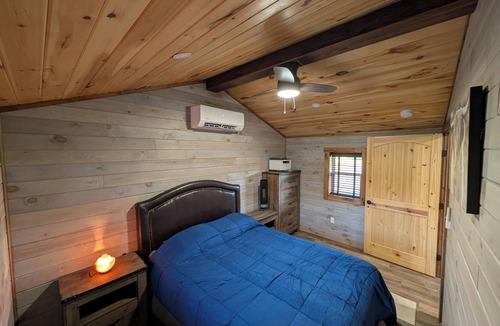 Lutts House | Charming 2-Bedroom Farmhouse with AC in Collinwood